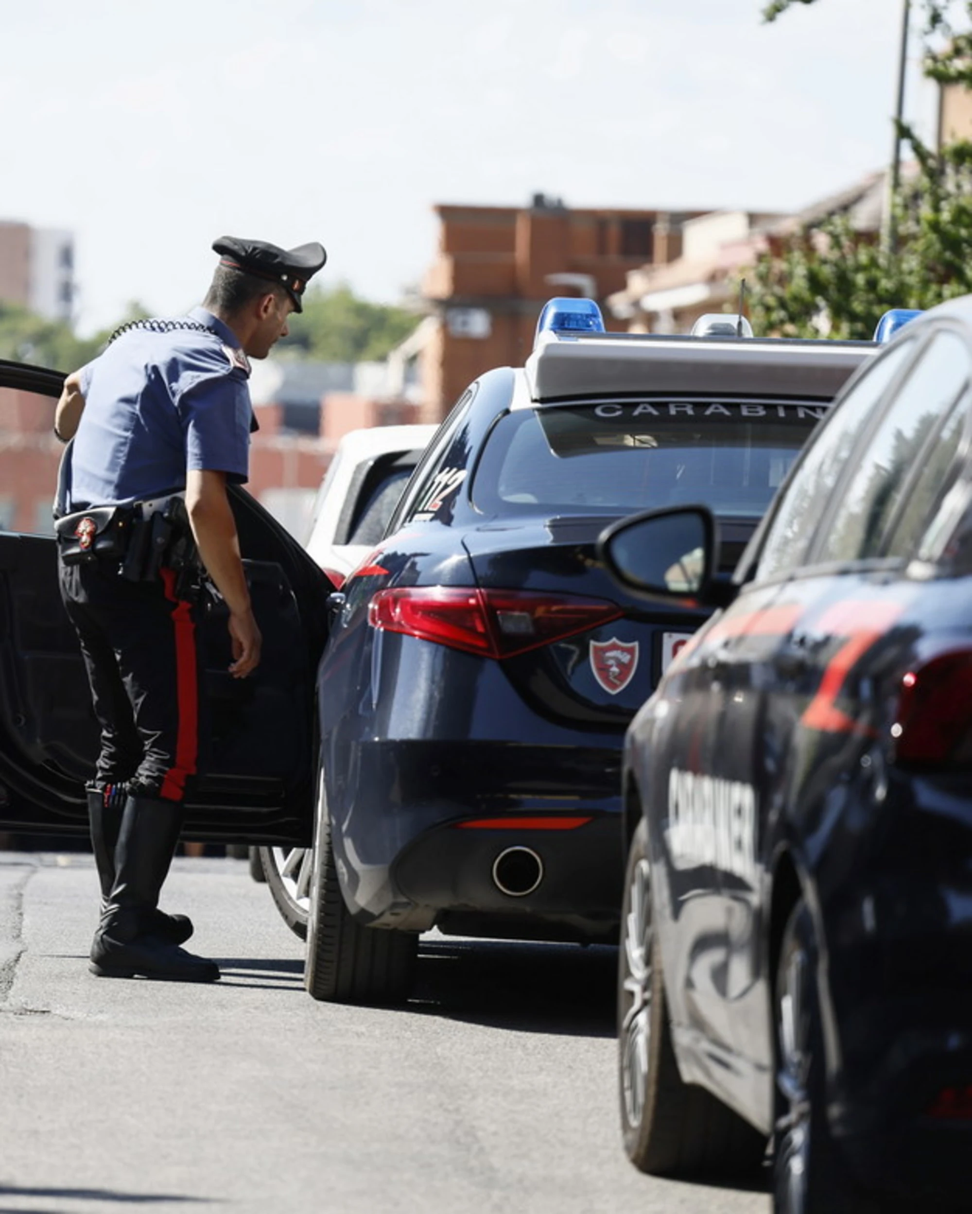Palermo, residenti difendono il ladro: lancio di oggetti contro i carabinieri