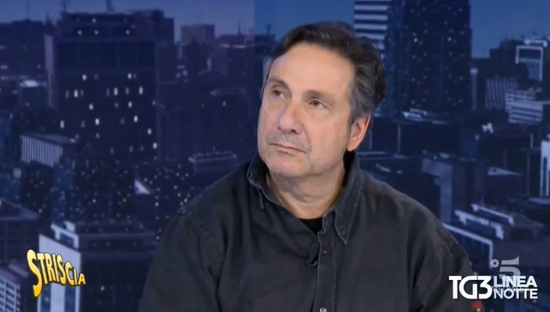 Striscia la Notizia infierisce sul geologo Mario Tozzi: in tv conciato così, notate nulla di strano?