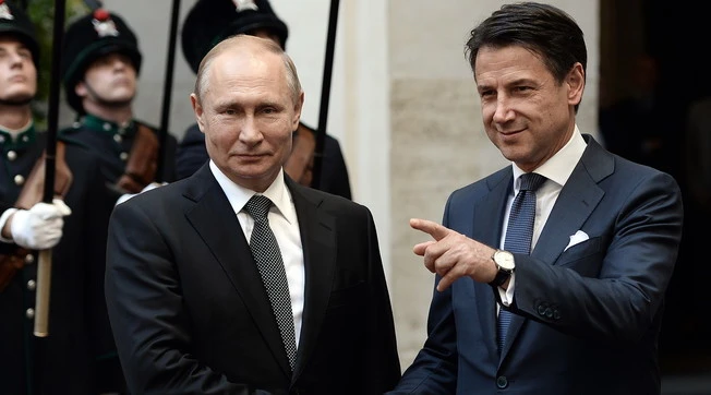Giuseppe Conte e Putin, guaio diplomatico su Navalny: "Il presidente me lo ha assicurato". Il Cremlino: "Equivoco"