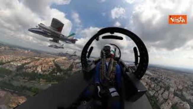 Frecce Tricolori sorvolano Roma per la Festa della Repubblica, il video dalla cabina di pilotaggio