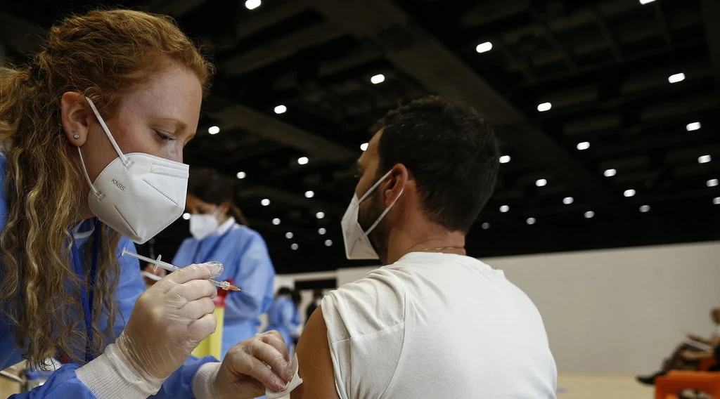 Coronavirus, bollettino 14 agosto: morti e ricoveri, il boom tra non vaccinati che preoccupa in vista dell'autunno