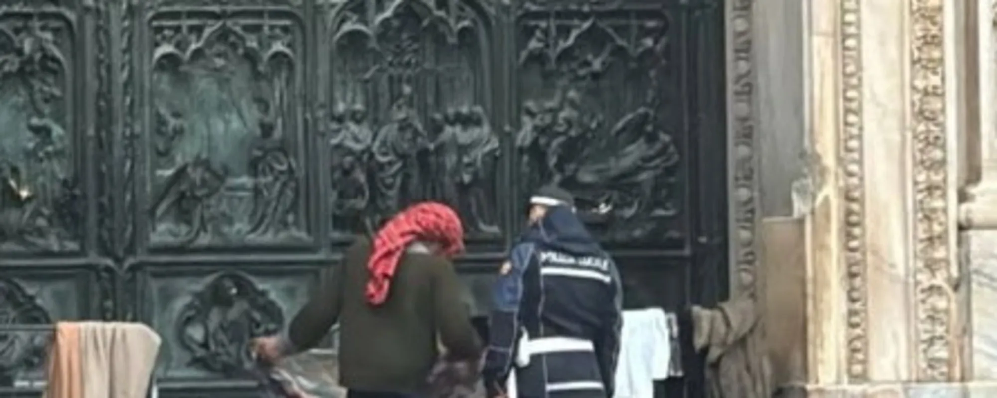 Scempio sul sagrato del Duomo di Milano