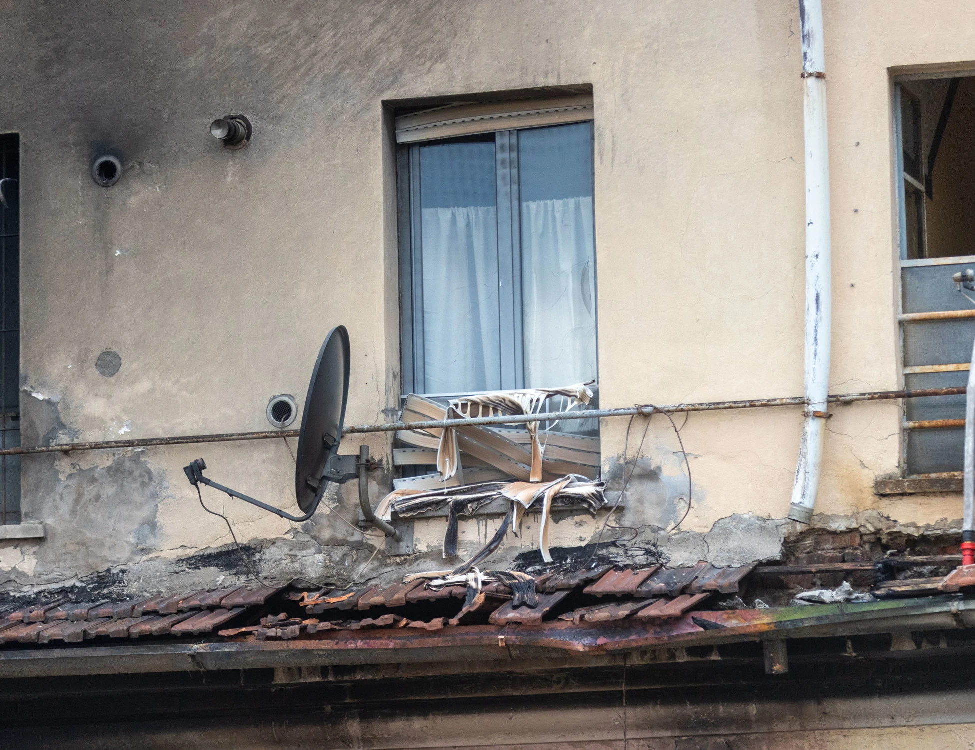 Incendio a Milano, donna si butta dalla finestra e muore: sospetto agghiacciante
