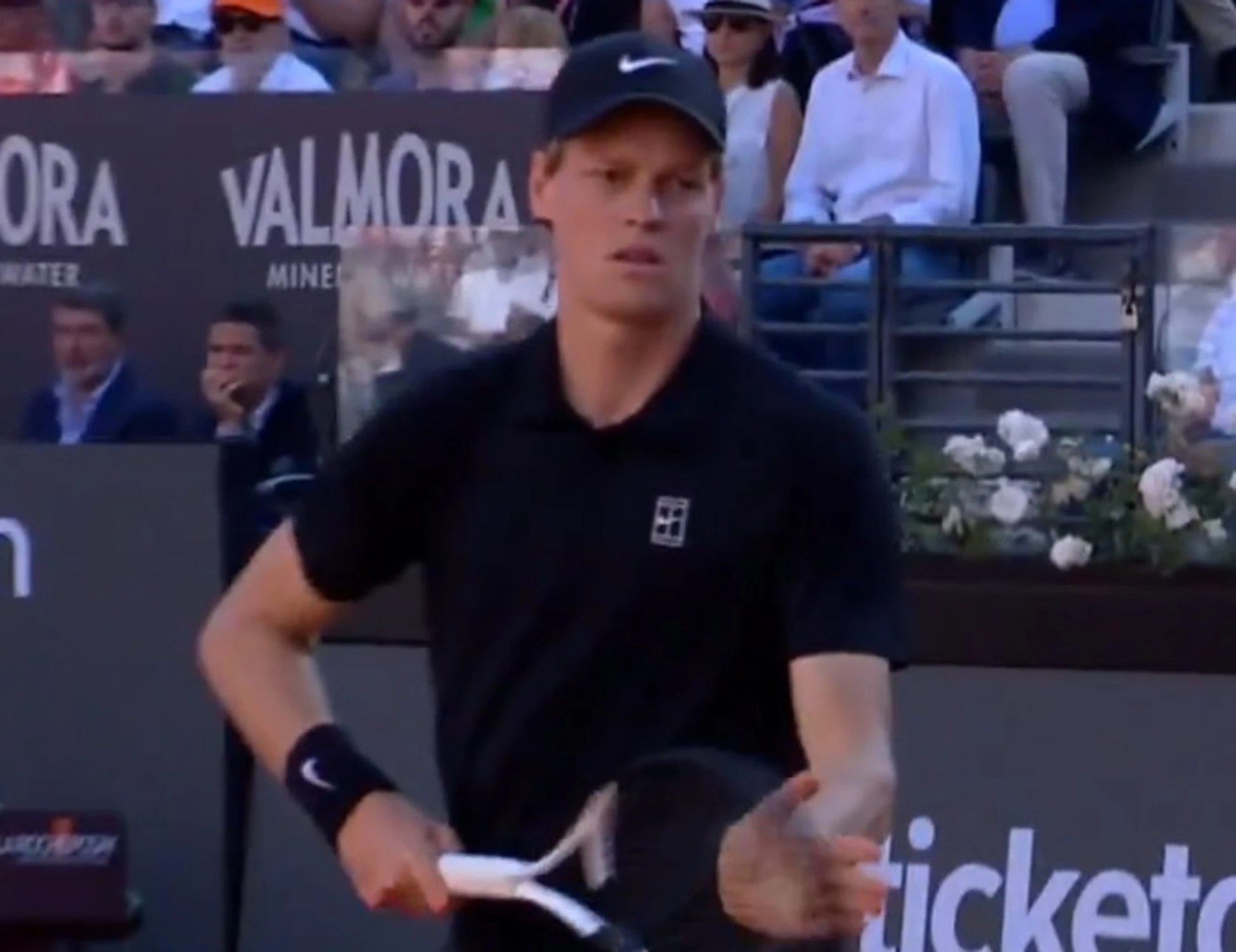 Jannik Sinner? Clamoroso: "Perché si annusa sempre il polso"