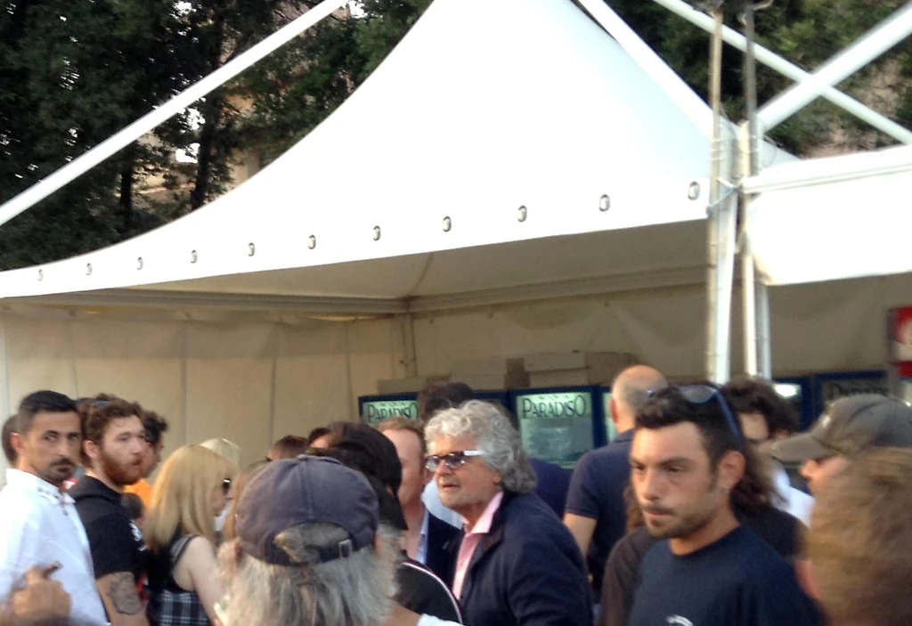 Grillo in tribuna vip. Il web si scatena: "Come un Mastella qualsiasi"