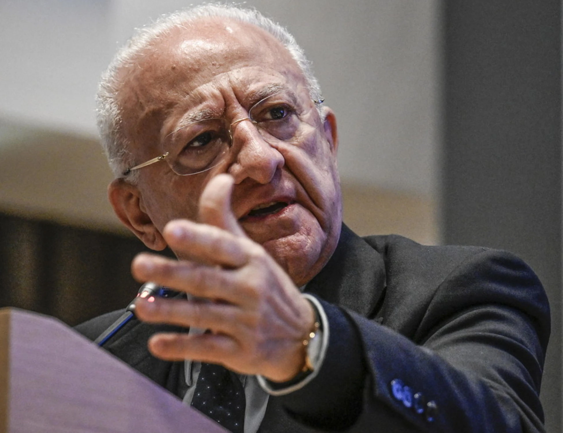 Vincenzo De Luca, la resa si avvicina: il biscotto che imbarazza la sinistra