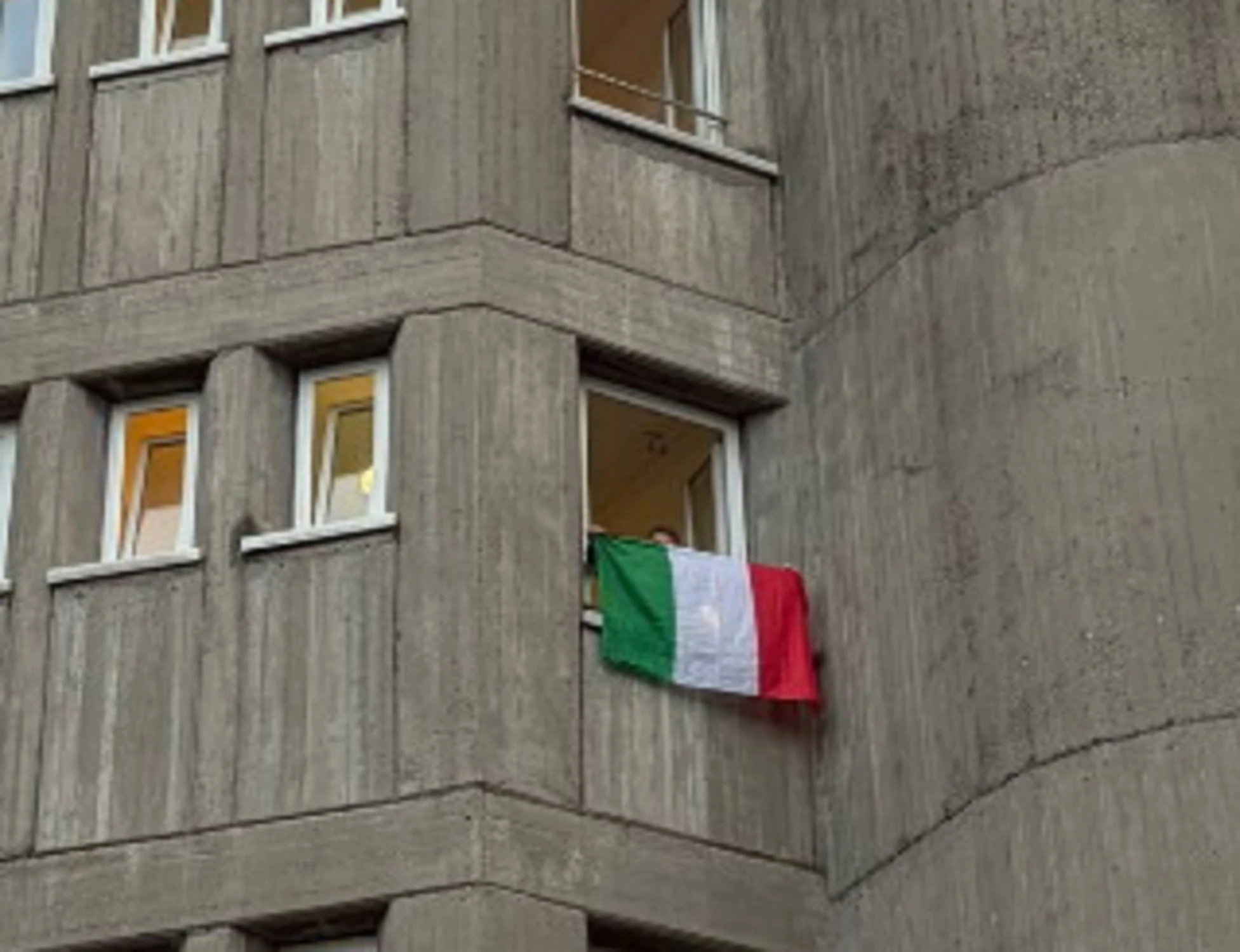 BS: Tricolori nelle scuole per ricordare a tutti che "qui è Italia"
