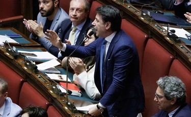 In Parlamento anche la guerra finisce in farsa