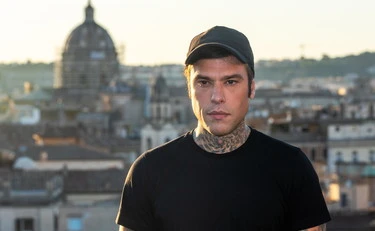 Fedez denunciato da quattro fan: "Gli abbiamo chiesto una foto, ci hanno preso a botte"