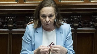 Luciana Lamorgese a Lampedusa, 8 migranti sbarcano e spariscono durante la visita del ministro. Poi ne arrivano altri 70