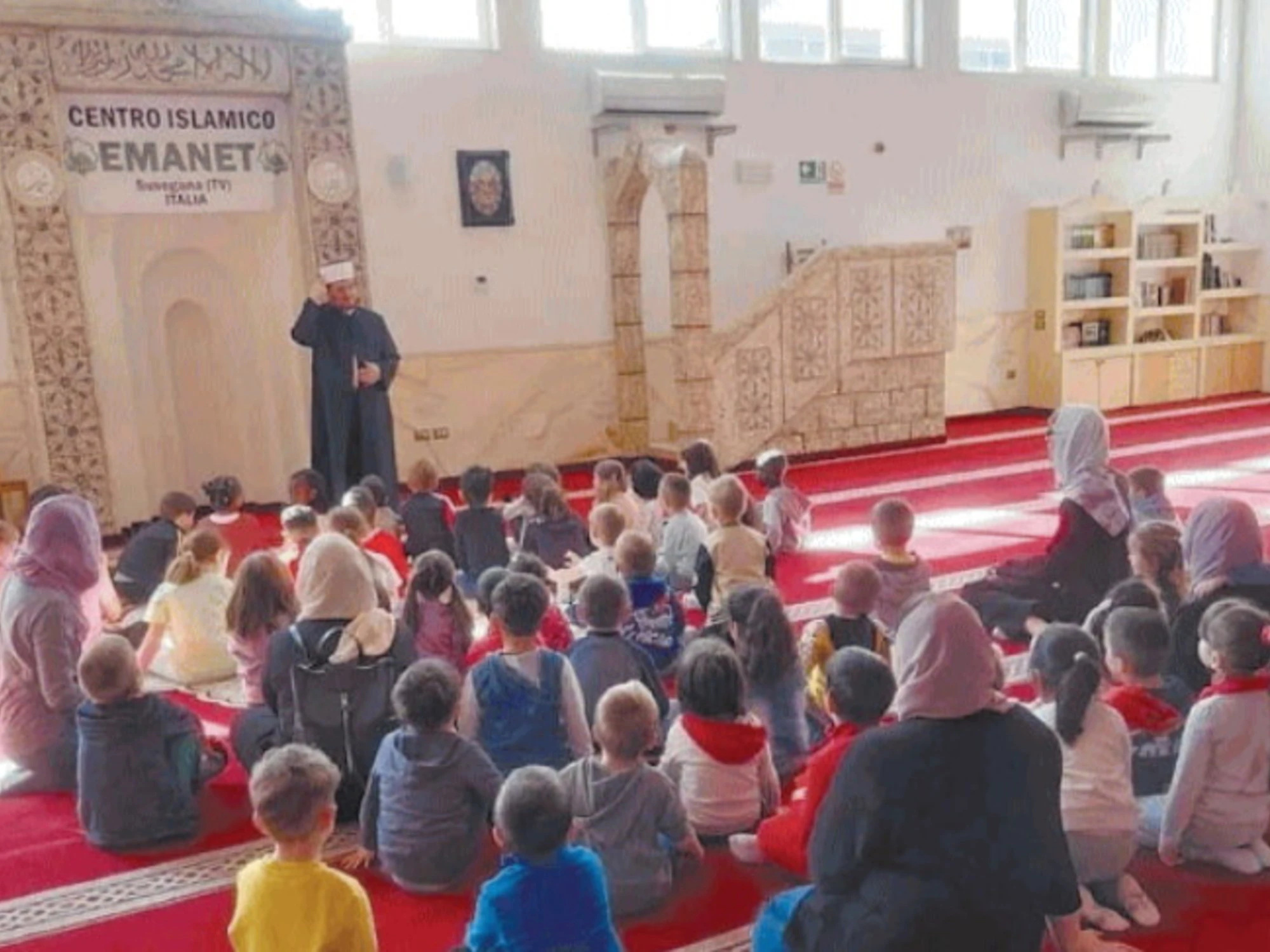 Treviso, bimbi inginocchiati per pregare Allah