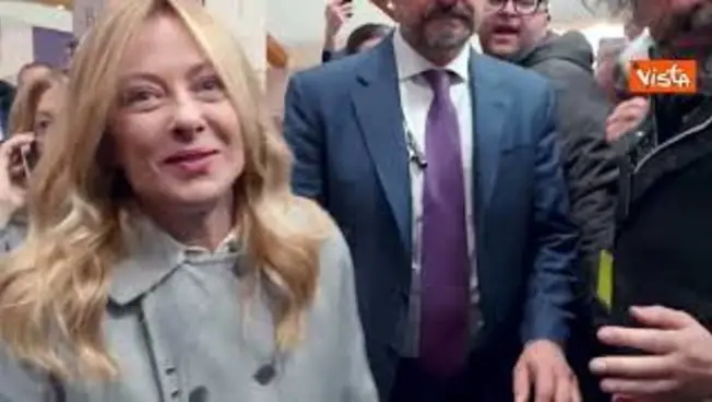 Leggi l'articolo: "Ma che stai a fa?", Meloni scherza con un fan e gli prende telefono per scattare selfie al Vinitaly