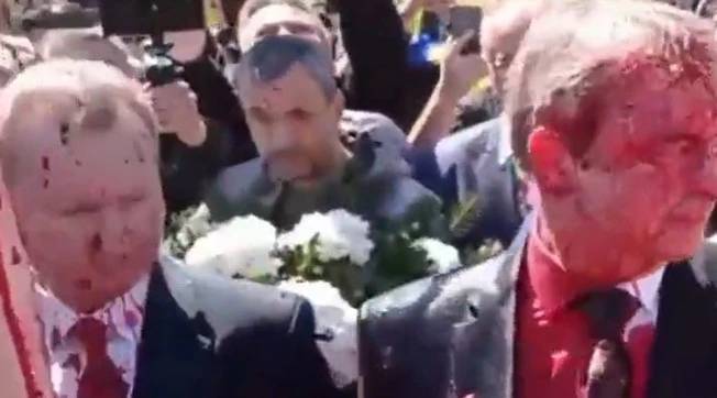 Varsavia, assalto all'ambasciatore russo: insulti e urla: alta tensione tra Mosca e Polonia