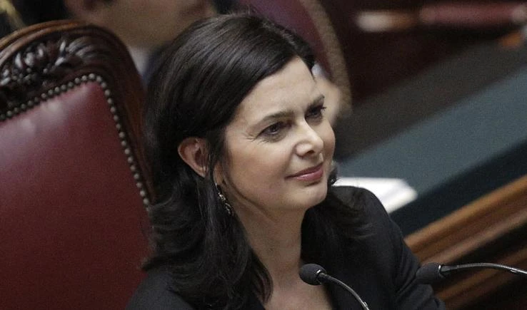 Twitter, la Boldrini assume altre tre persone