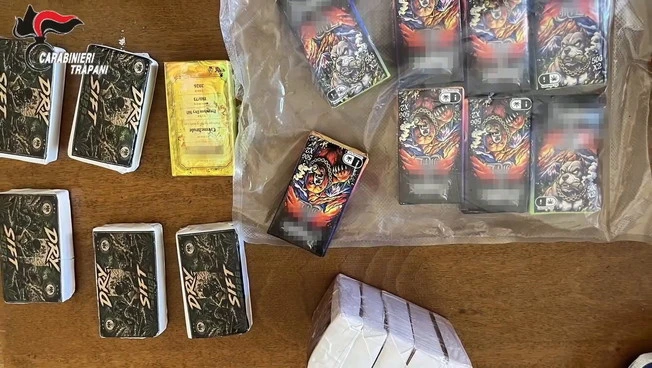 Nascondeva in casa 19 panetti di hashish e una pistola, arrestato nel Trapanese