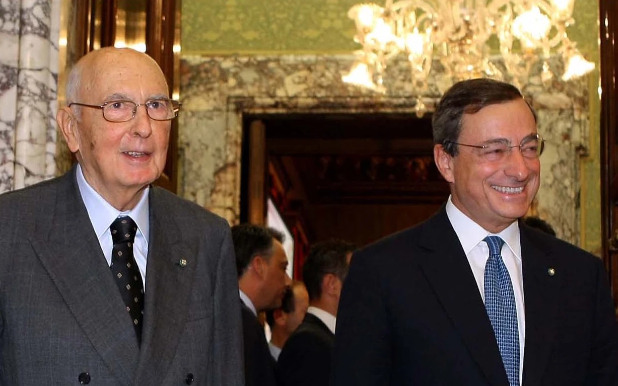 Giorgio Napolitano, bacio della morte a Mario Draghi? "Diamogli retta..."