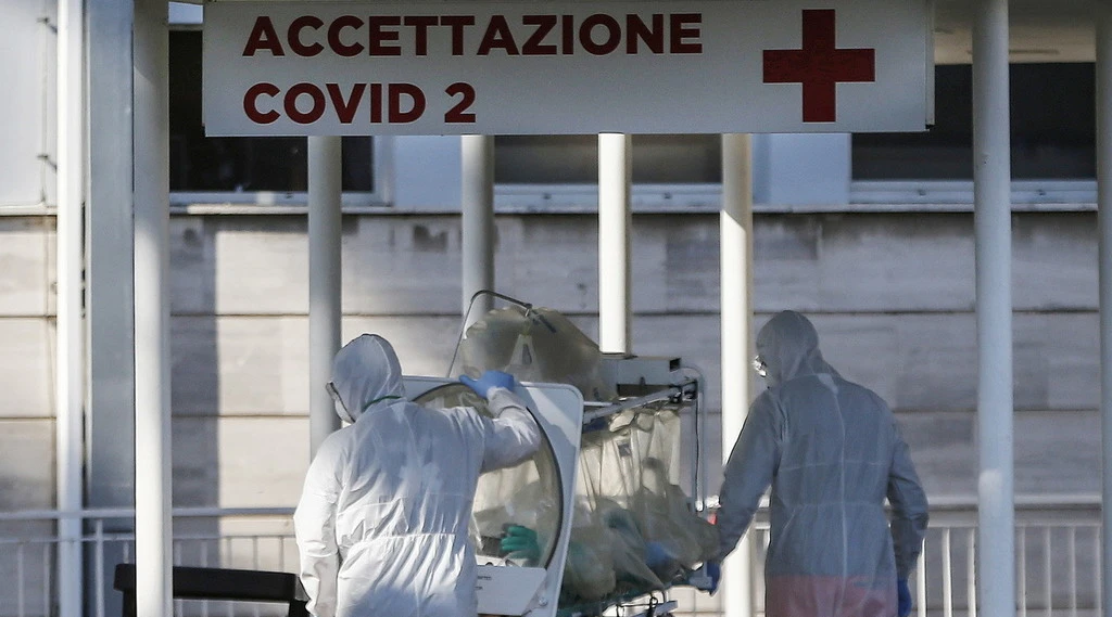 Coronavirus, bollettino 24 gennaio: calano tutti i dati, ma spuntano 30 morti di Rsa in più dopo "verifiche interne"