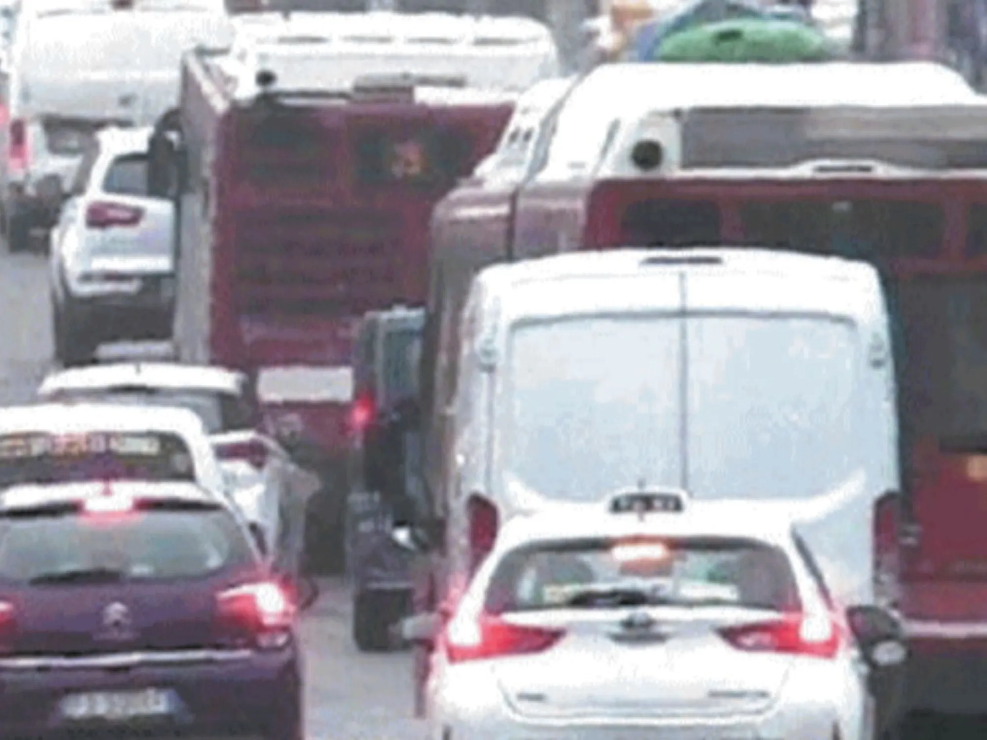 Leggi l'articolo: L'ultimo disastro di Lepore e Pd: auto a 30 all'ora, cosa succede