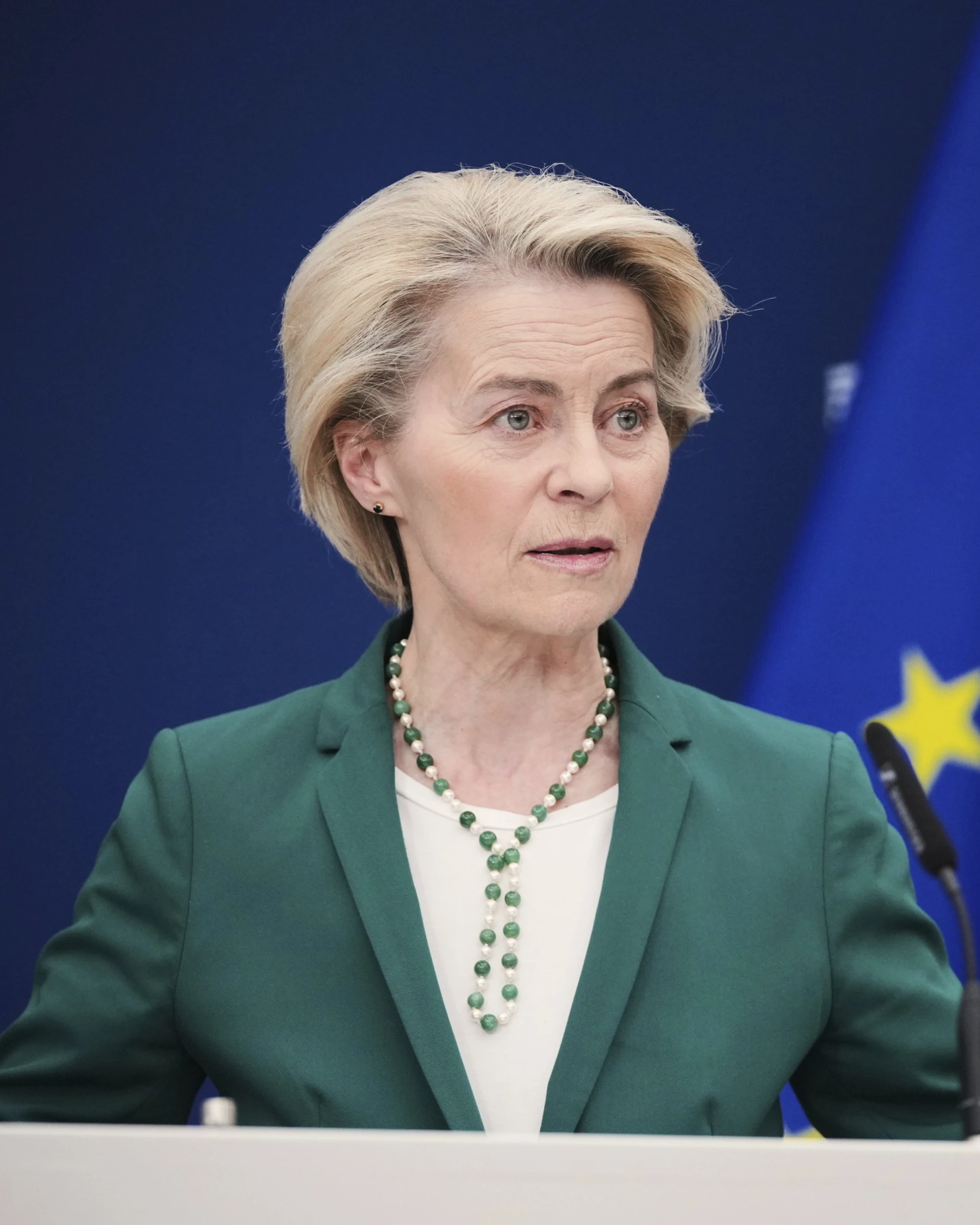 Commissione Ue, inchino a Meloni: "Un ponte verso gli Usa"