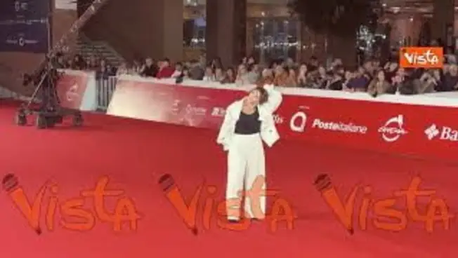 Leggi l'articolo: Paola Minaccioni posa sul tappeto rosso per i fotografi alla Festa del Cinema di Roma
