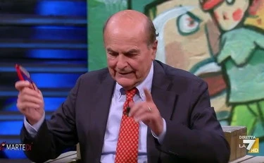 Pier Luigi Bersani, la farneticante risposta sulle agenzie di rating (e Meloni se la ride)