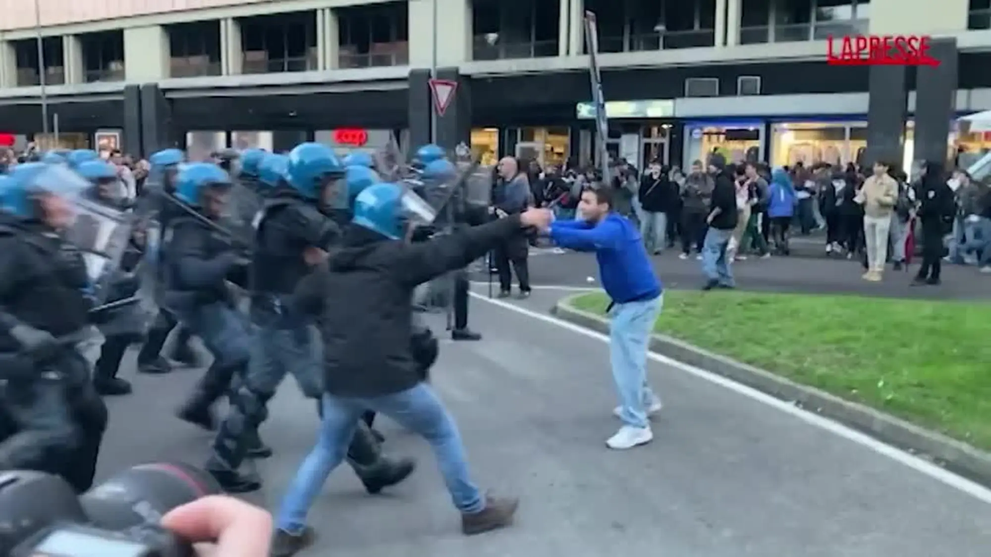 Corteo a Bologna, forti scontri tra manifestanti e polizia per le strade della città