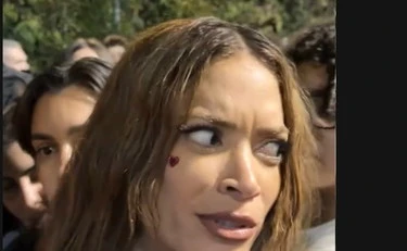 Elodie, il video-choc: "Qualcuno mi sta mettendo il dito lì..."