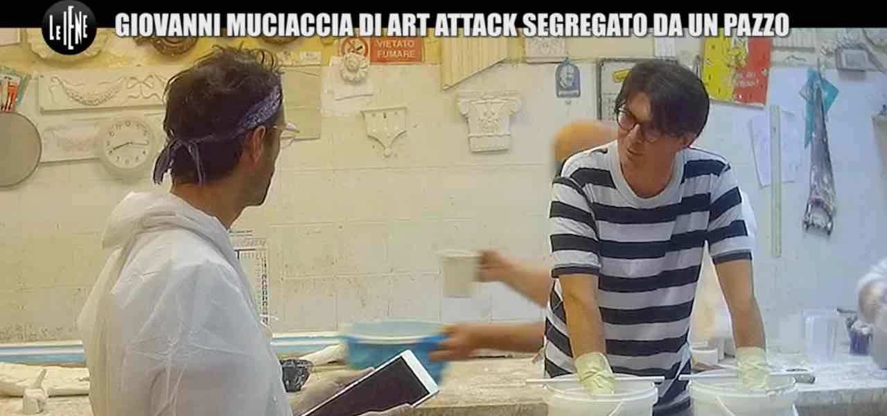Le Iene, il brutale scherzo a Giovanni Muciaccia: "Mani bloccate nella calce", finisce malissimo