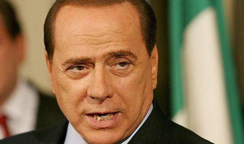 Berlusconi snobba la congiura europea:"Daul? Non rappresenta tutto il Ppe"E sul Prof: "Se lo voti ti prendi il Pd"