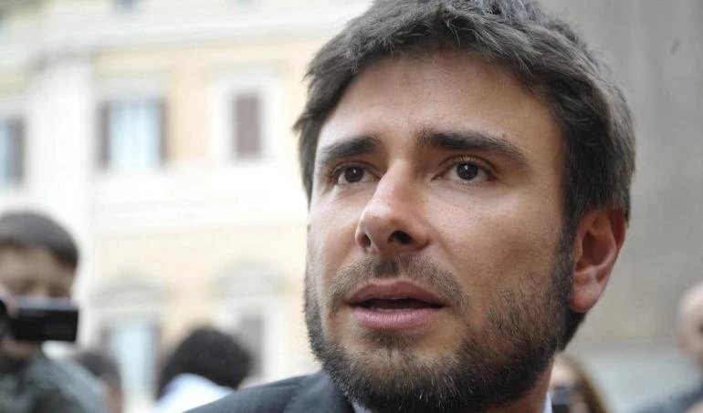 "Cocaina nelle giacche e donne prezzolate"il grillino Di Battista grida al complotto