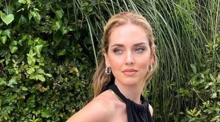 Chiara Ferragni in versione Eva Kant con seno nudo in libertà: un vestito estremo