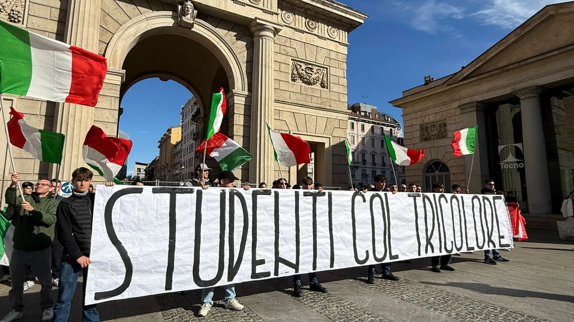 MILANO, CENTO STUDENTI IN PIAZZA CON IL TRICOLORE: «MILANO È NOSTRA E CI APPARTIENE»