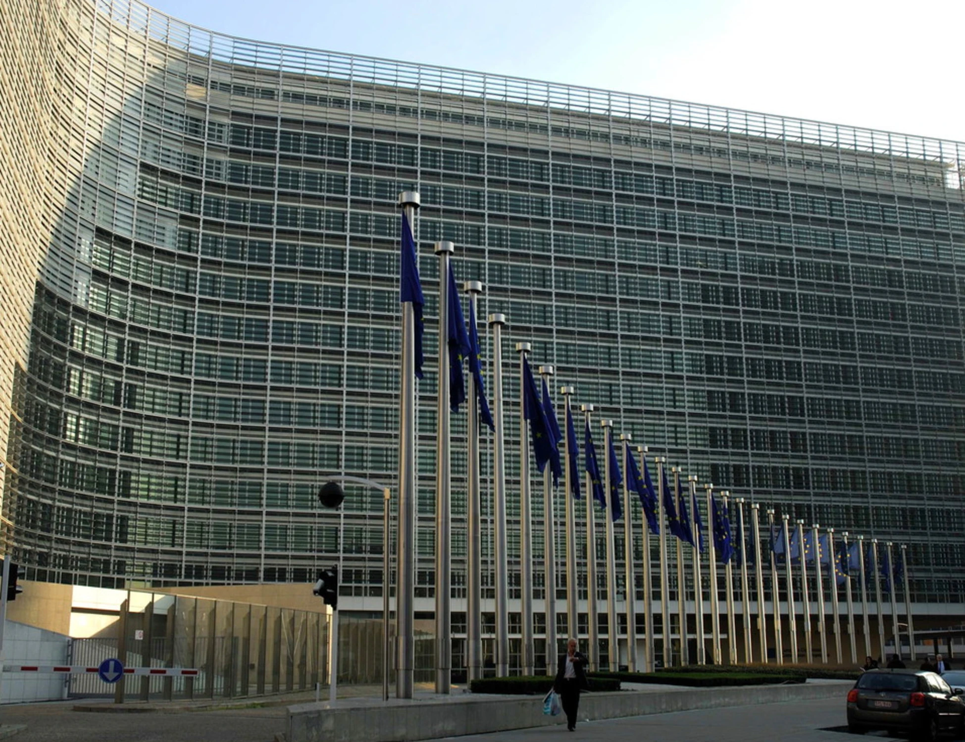 Commissione europea, blitz della polizia: vendita di immobili, altro scandalo?