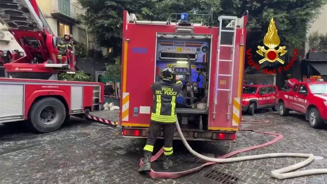 Incendio a Napoli, fiamme nel teatro Sannazaro. Vigili del Fuoco in azione