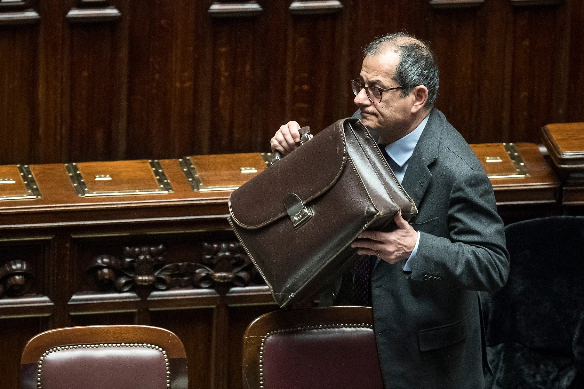 Giovanni Tria verso la resa all'Europa: "Il deficit va ridotto, ma non decido io"