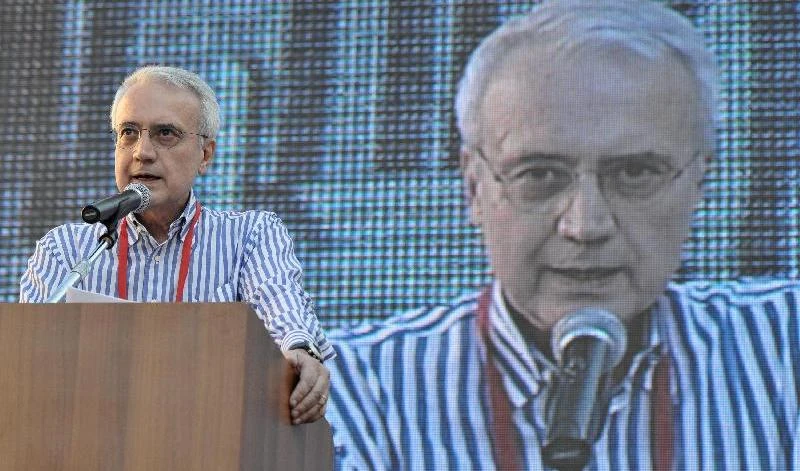 Delirio Flores d&apos;Arcais&quot;Berlusconi criminaleci prende per il culoscapperà all&apos;estero&quot;