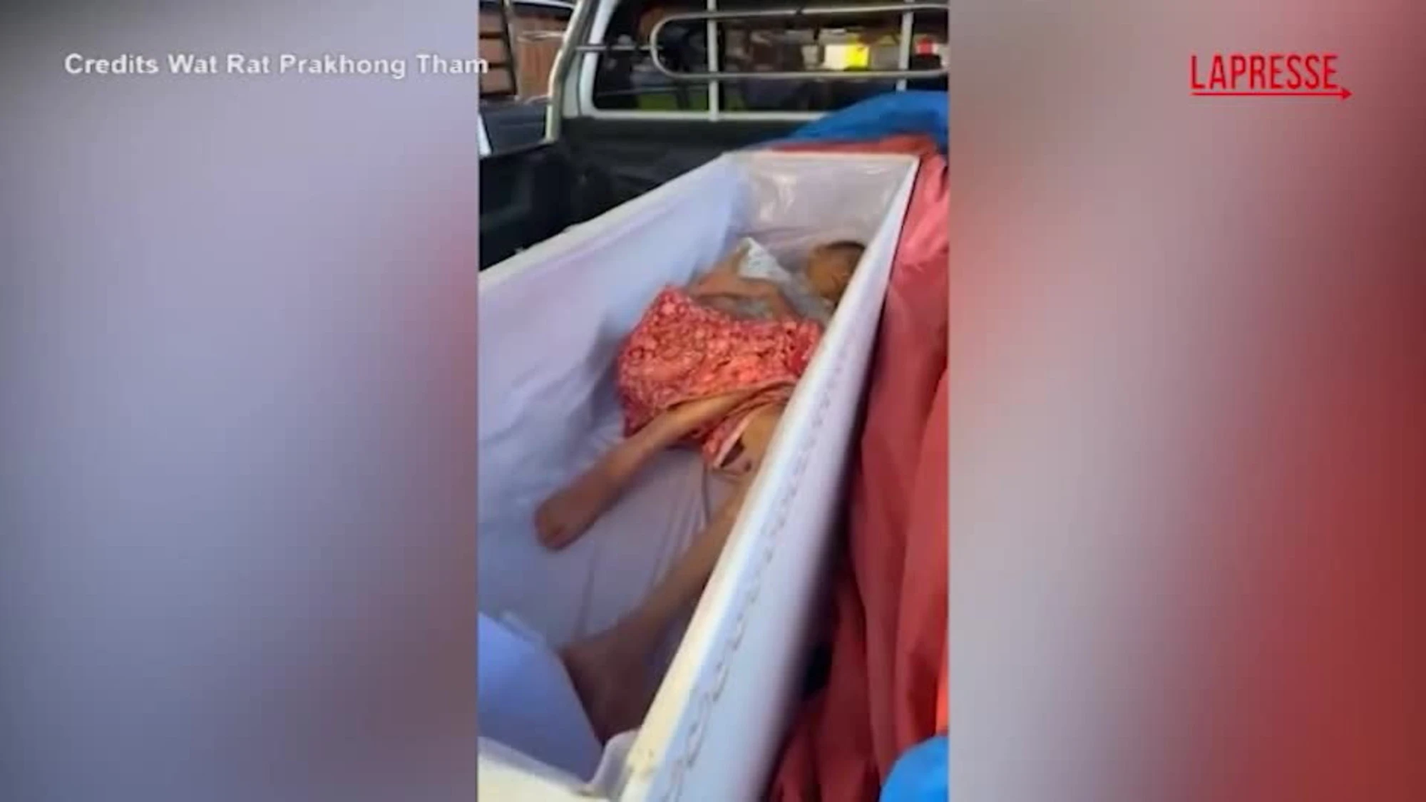 Una donna si sveglia nella bara prima della cremazione