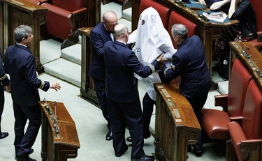Riccardo Magi "fantasma", sceneggiata in aula: espulso