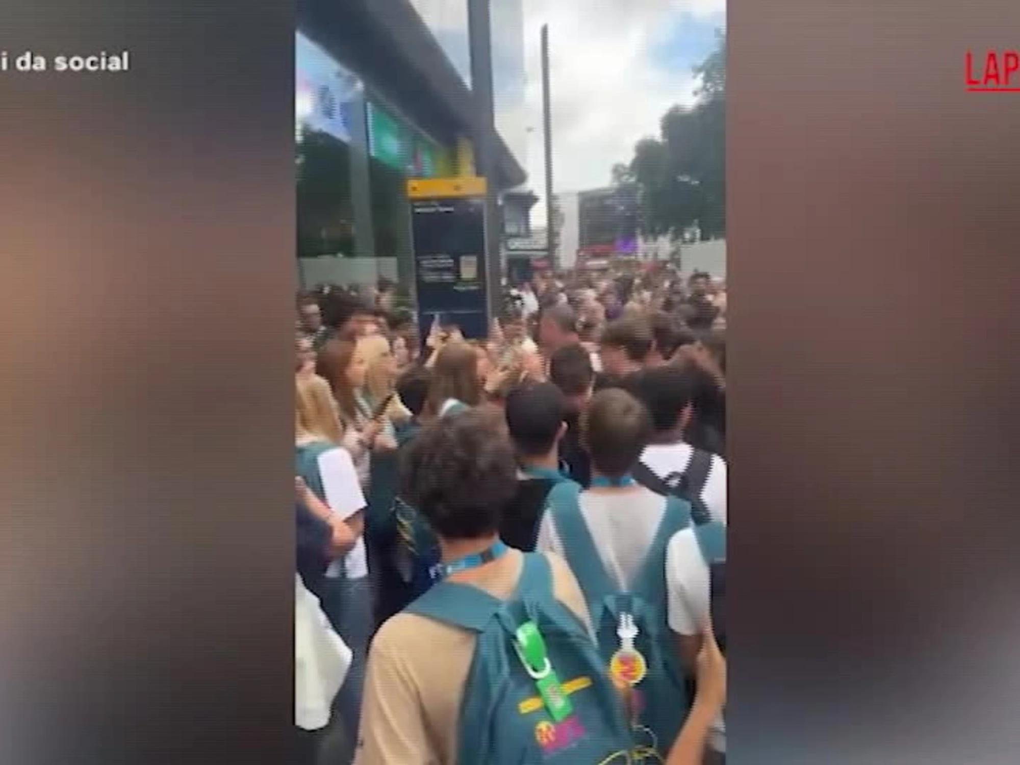 Amadeus&nbsp;a <br />Londra, viene <br />&quot;assalito&quot;&nbsp;<span style="color: rgb(153, 0, 0);">Video</span>