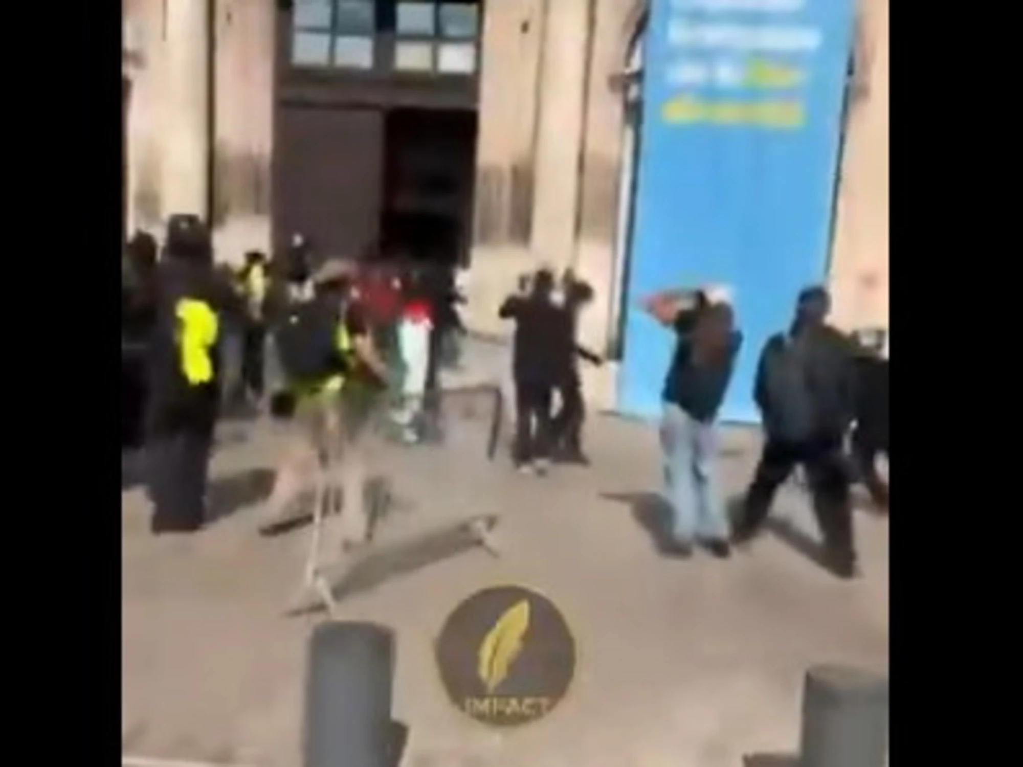 Francia, violenza rossa: botte a Parigi. A Marsiglia sfondano la porta e occupano il Comune: "E' la rivoluzione!"