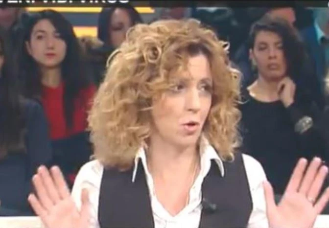 Barbara Lezzi e i ministri in piazza contro la Casta ma in auto blu: "Non è colpa loro"