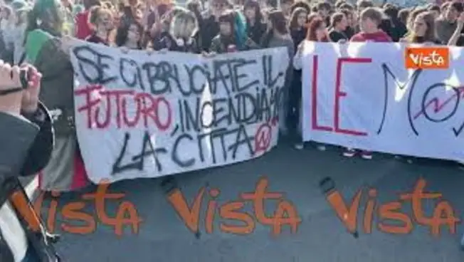 Leggi l'articolo: '-Armi +Femboy', 'Se ci bruciate il futuro incendiamo la città', i cartelli al corteo degli studenti