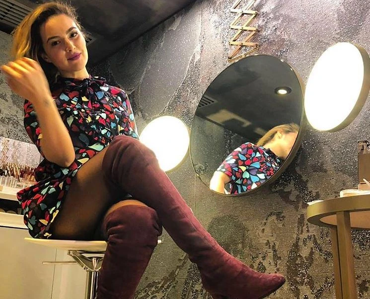 Rajae Bezzaz, l'inviata super-sexy di Striscia la Notizia soffia l'uomo a Valeria Marini