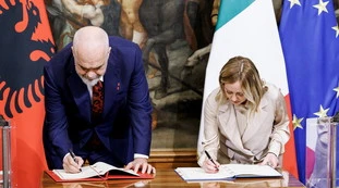 Migranti, via libera del Cdm all'intesa con l'Albania: chi finirà nei centri