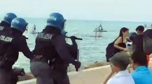 Peschiera del Garda, "a chi vince": la vergognosa foto che umilia l'Italia