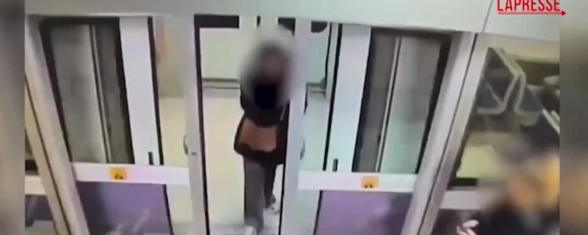 Maranza, la rapina horror a Milano: calci e pugni <span style="color: rgb(153, 0, 0);">Video</span>