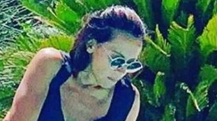 Nunzia De Girolamo a bordo piscina: bikini e costume da bagno, l'ex ministra mai vista così