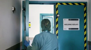 Coronavirus, bollettino del 25 marzo: boom di casi ma ricoveri e decessi stabili. Vaccino Pfier prodotto anche a Monza