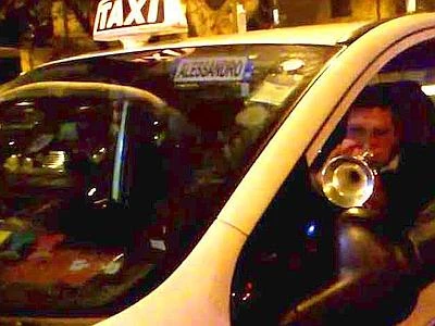 Tra una corsa e l'altra il 'tassinaro' trasteverino suona la tromba