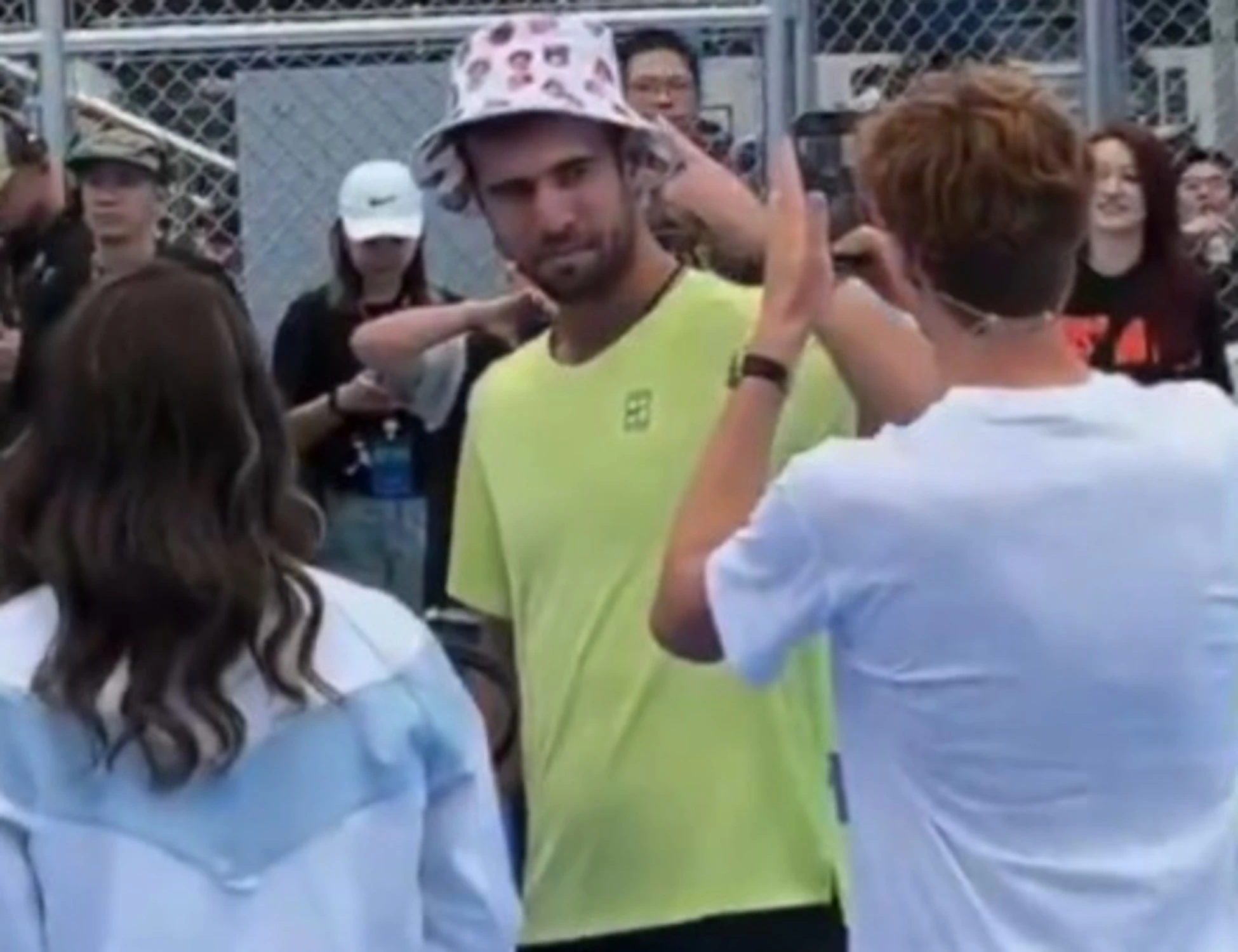 Jannik Sinner, attimi di sconcerto: cosa gli mettono in testa